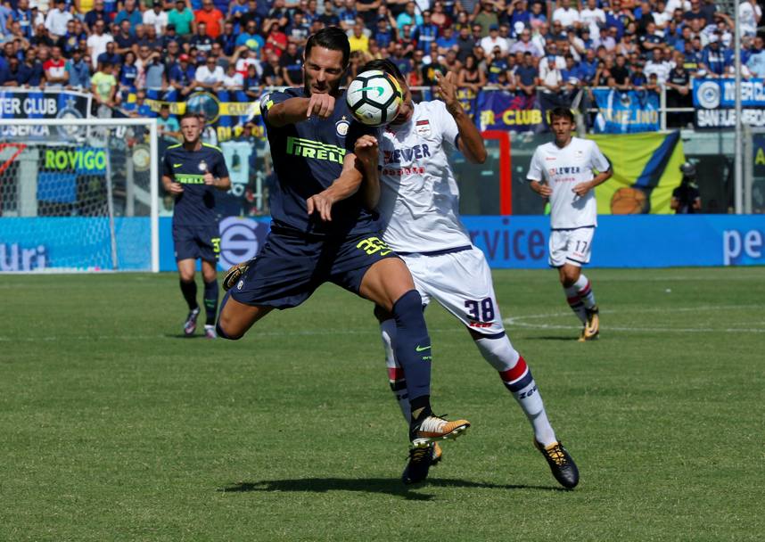 Crotone-Inter, stadio Ezio Scida, Danilo D&#39;Ambrosio in azione con Rolando Mandragora 